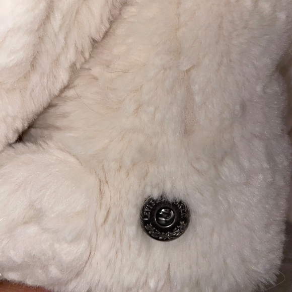 LEVI’S Women’s Faux Fur Cream Trucker Jacket - Picture 12 of 16